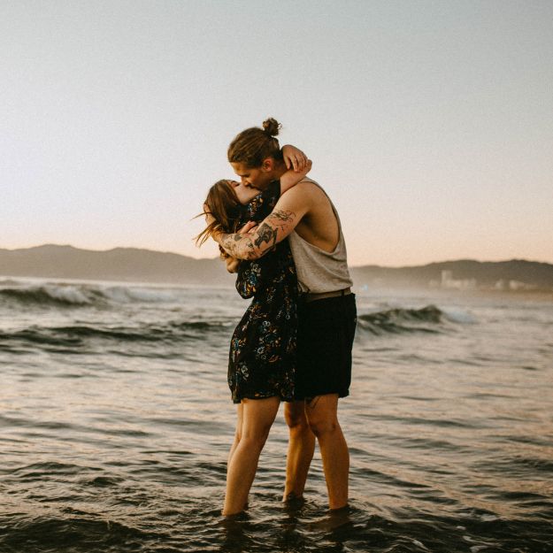 couple qui s'embrasse sur la plage